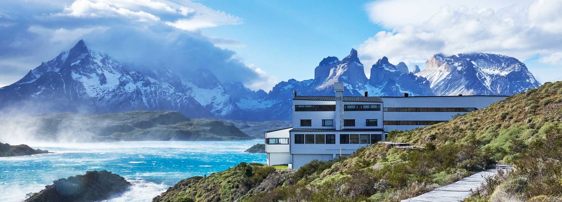 O Explora Torres del Paine diante do maciço do Paine e do lago
